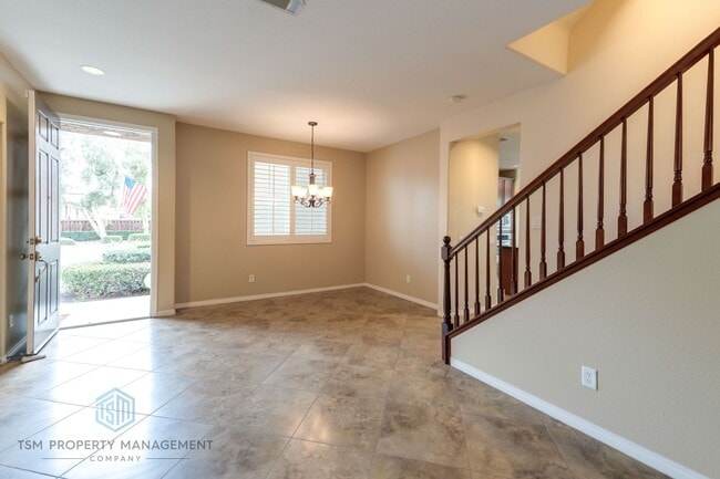 Building Photo - Spacious 3 Bed 2.5 Bath Condo in Orange!