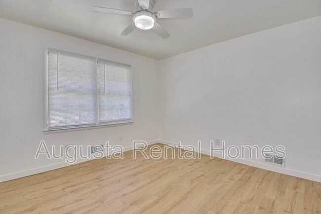 Building Photo - 3137 Edinburgh Dr