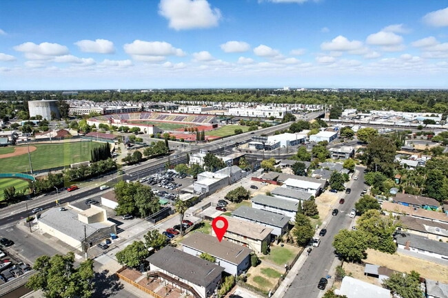 Building Photo - Remodeled 2-Bedroom Gem Near Sac City College