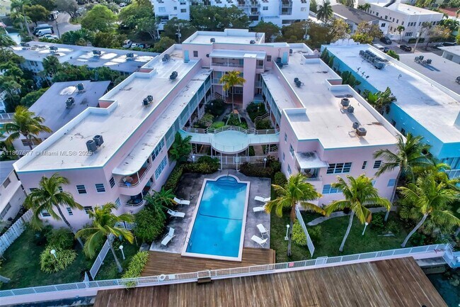 Building Photo - 6881 Bay Dr
