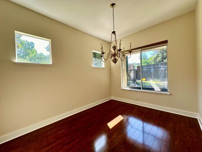Building Photo - 826 Chynoweth Ct