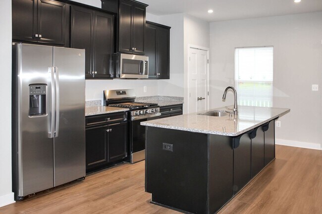 Building Photo - End-unit Townhouse with mountain views