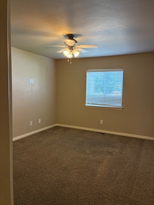 Building Photo - 234 Greenbrier Dr