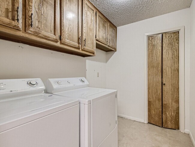 Building Photo - Northwest Hills 2/2 with Study, Large Gara...