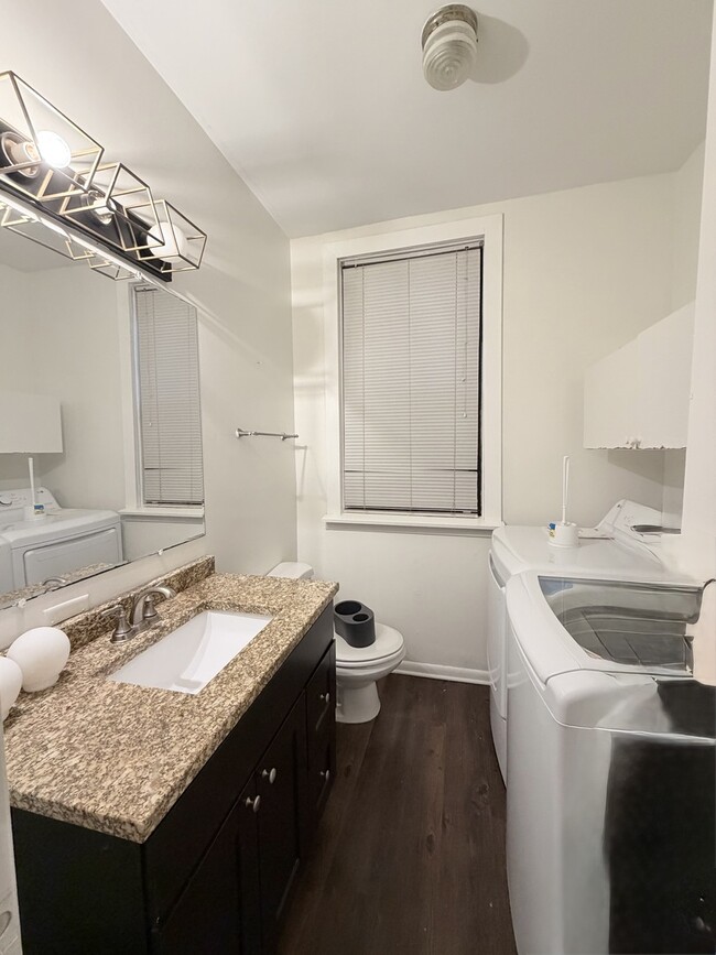 Building Photo - 642 N Dearborn St