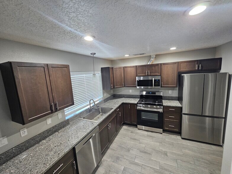 Building Photo - 317 Princeton Dr SE