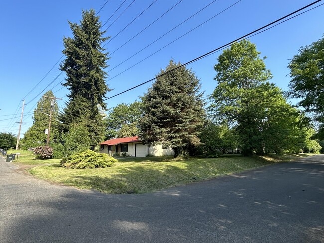 Building Photo - 1838 10th Ave SE