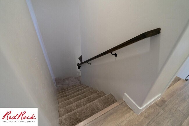 Building Photo - Pet friendly 3 Bedroom Townhome in Washington!