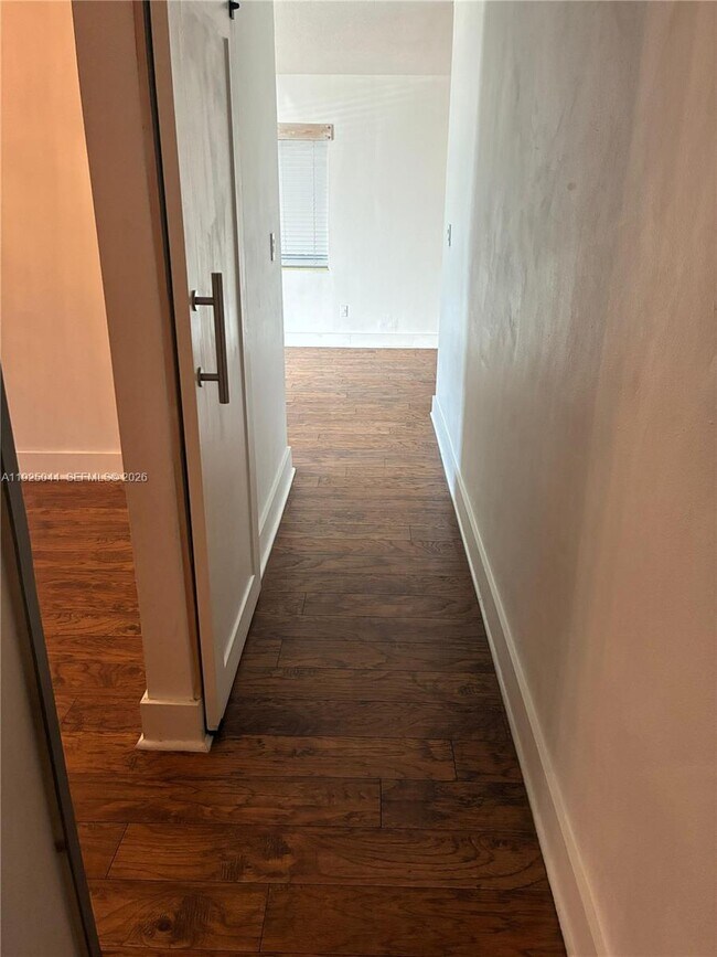 Building Photo - 705 E 9th Ct