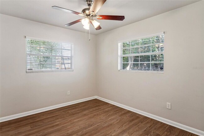 Building Photo - 1470 Overlea St