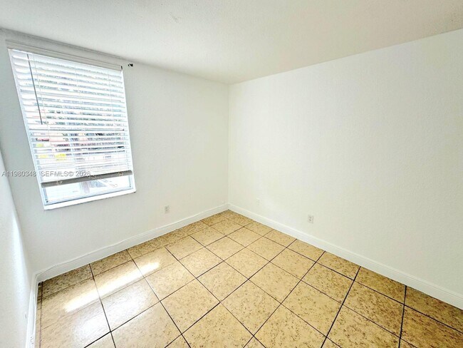 Building Photo - 1805 W 56th St