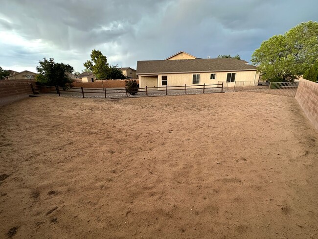 Building Photo - 4 bed 2 bath home in Huning Ranch