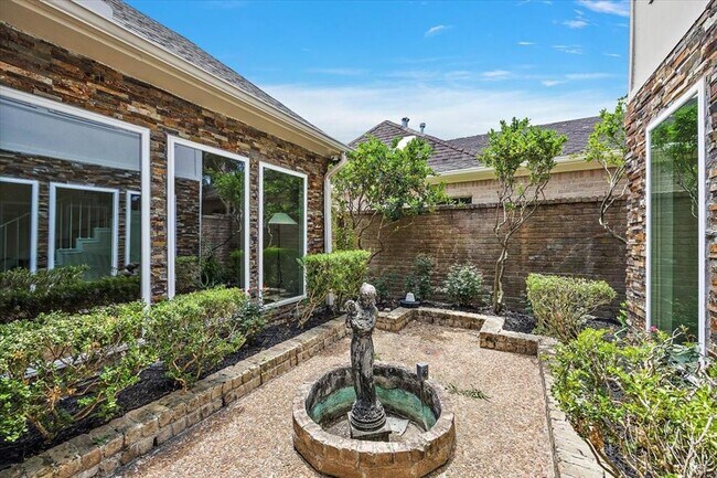 Building Photo - 627 Chadbourne Ct