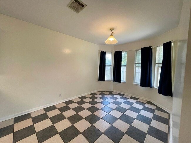 Building Photo - 205 Juniper Dr