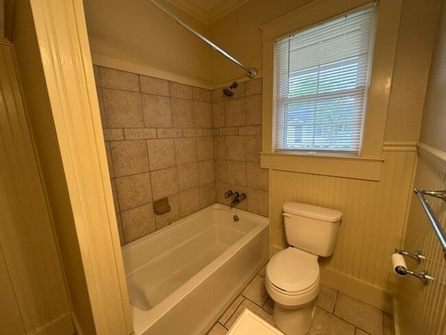 Building Photo - 3044 Wilshire Dr