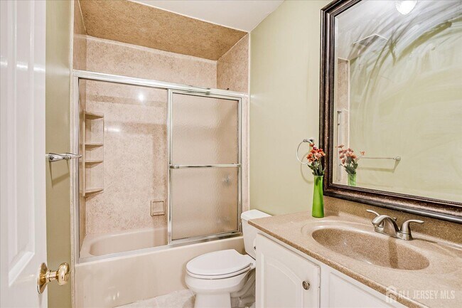 Building Photo - 6 Tulip Ct