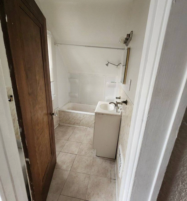 Building Photo - 3 BED 1 Bath