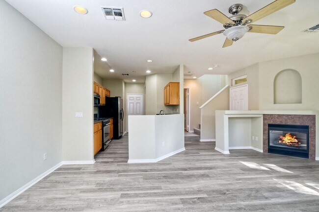 Building Photo - Immaculate Town Home in the Valencia Commu...