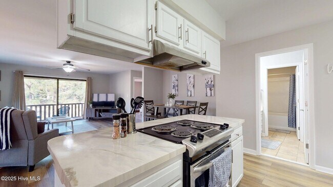 Building Photo - 704 Dover St