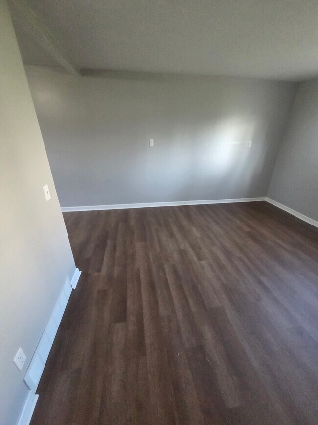 Building Photo - 1040 Bowerman Dr.