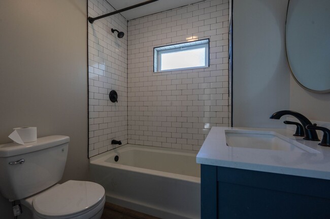 Building Photo - Newly renovated 3 bed and 1 bath house in ...