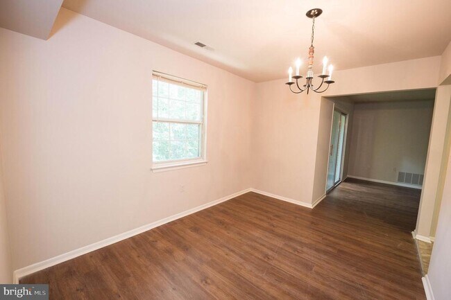Building Photo - 803 College Ln