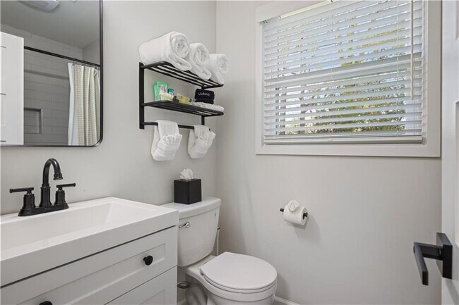 Building Photo - 677 Hillandale Cir