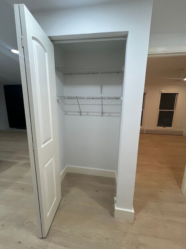 Building Photo - 910 W Hallam St