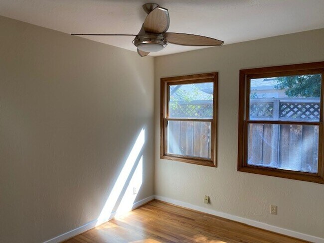 Building Photo - Charming home in great location