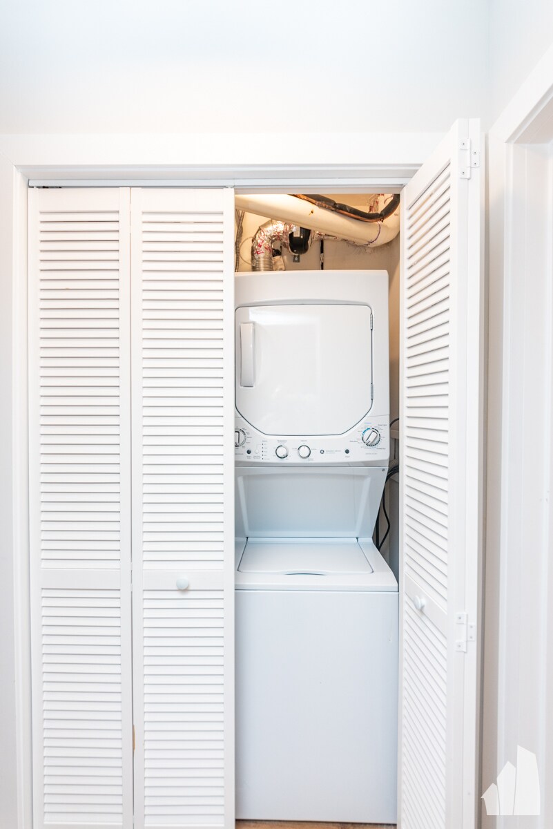 Building Photo - 651 W Wrightwood Ave