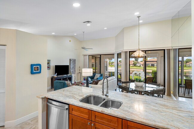 Living/dining area - 7205 Sweetbay Ct