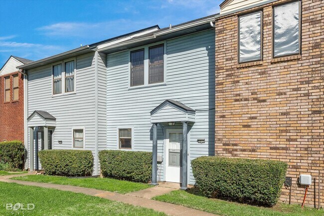 Building Photo - 2 Bedroom 2.5 Bath 2 Car Carport - town house