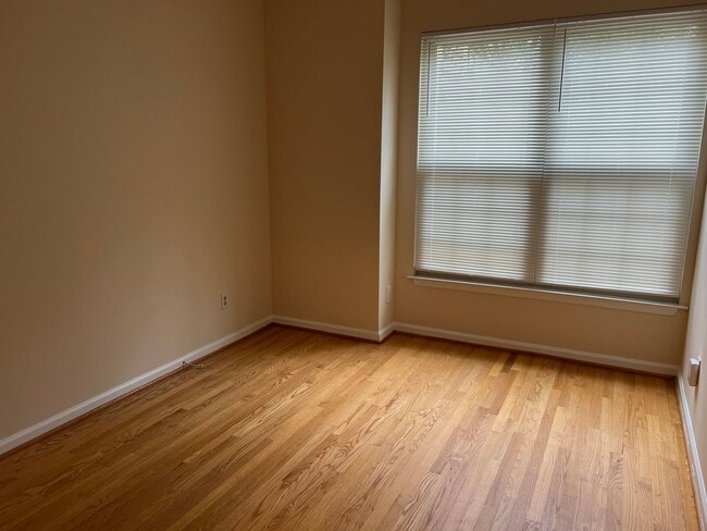 Building Photo - Commuter's Dream with Easy Living