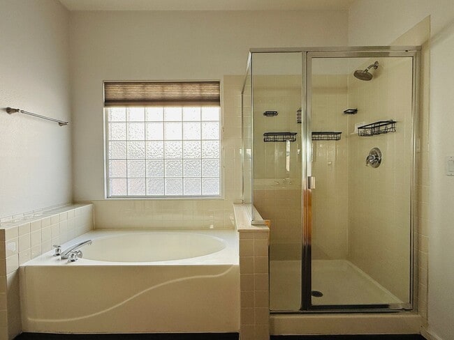 Building Photo - Stunning Gated 3 Bedroom & 2 Bath Located in Southern Highlands