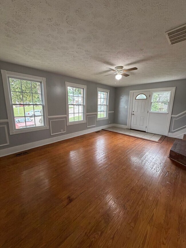 Building Photo - Beautiful 3 bed 2.5 Br Townhome Coming Soon