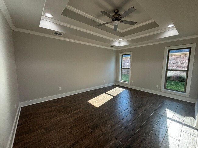 Building Photo - Like new.. GORGEOUS TIBURON BEAUTY.. Close to Barksdale Air Force Base.