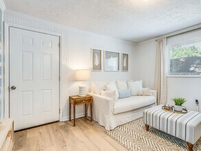 Building Photo - DeLesseps Furnished Apartment