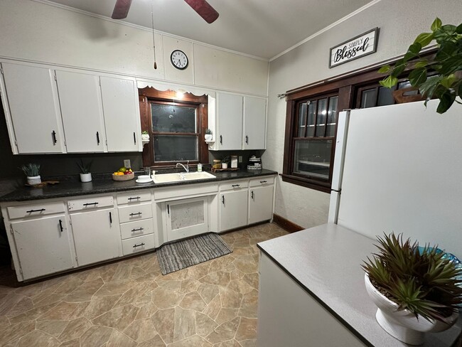 Building Photo - 2 bed, 1 bath home for rent in Waterloo