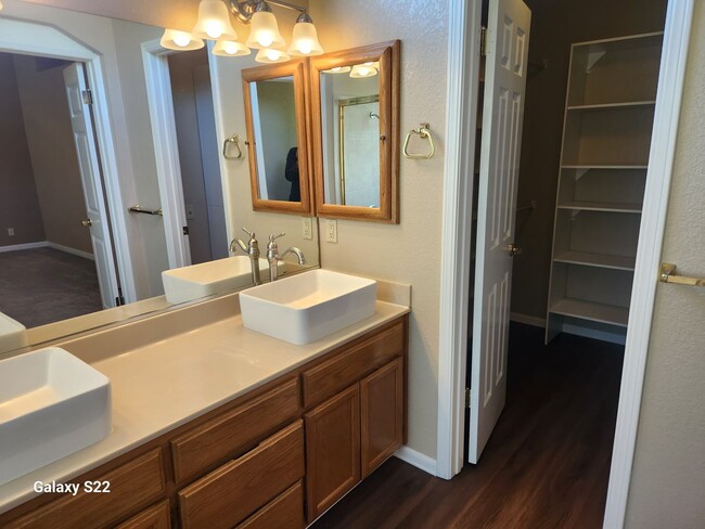 Building Photo - Beautiful 4 bedroom, 3 bathroom home locat...