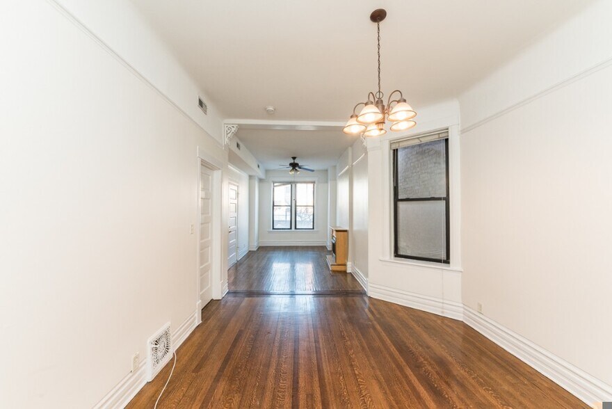 Building Photo - 907 W Addison St