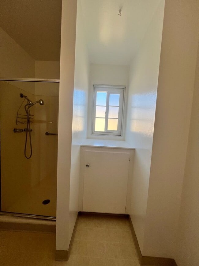 Building Photo - Spacious 2-Story House in Whittier
