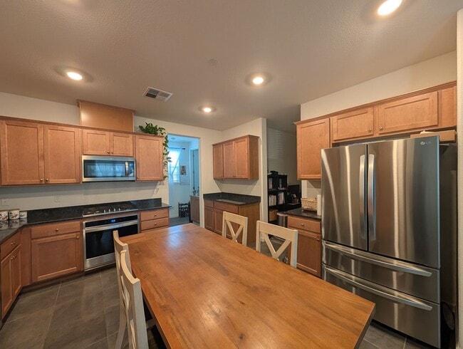 Building Photo - Newer 2 bedroom 2 bath home available!