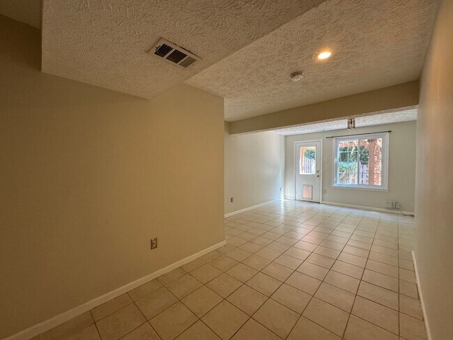 Building Photo - Charming 2 Bed 2 Bath Home Within Convenient Newington Commons Community