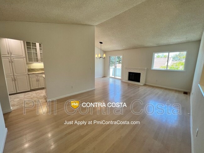 Building Photo - 409 Camelback Rd