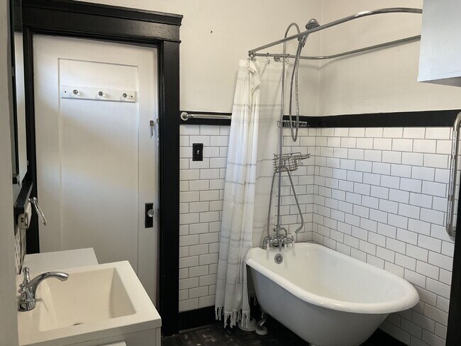 Building Photo - "Charming 2-Bed Home with Granite Touches in Tracy's Heart!"