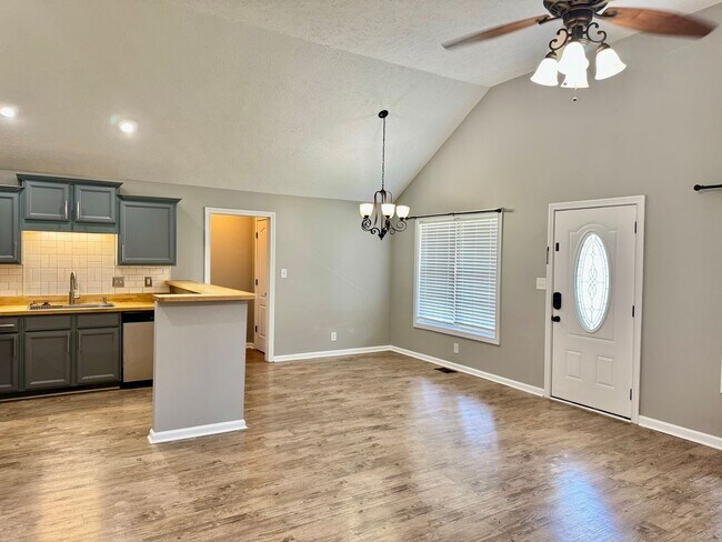 Building Photo - Cute 3 Bedroom Ranch in Fox Crossing! Conv...
