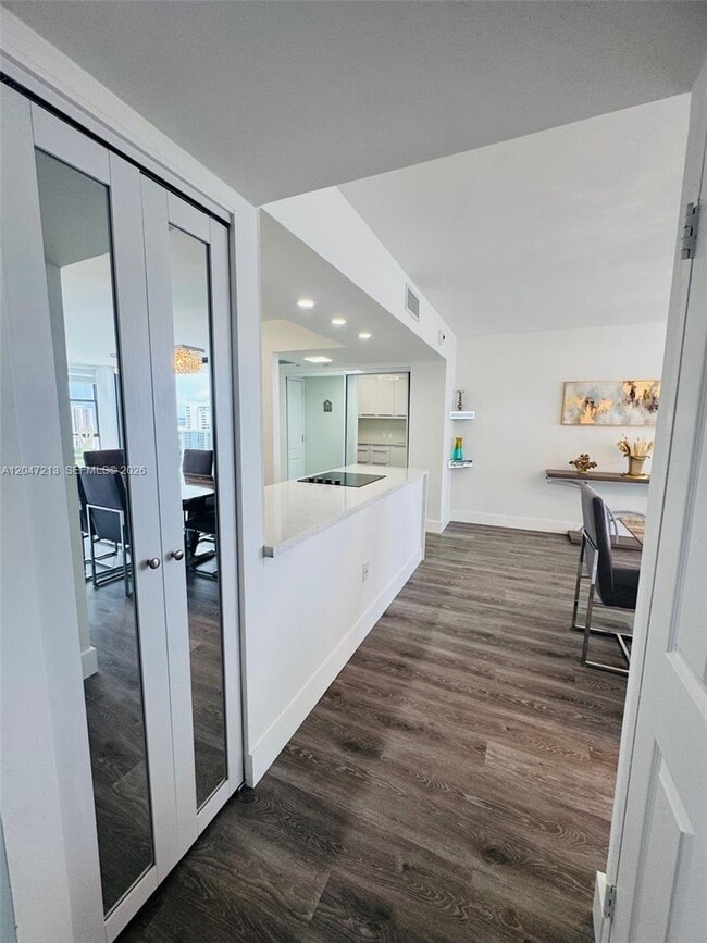 Building Photo - 3625 N Country Club Dr