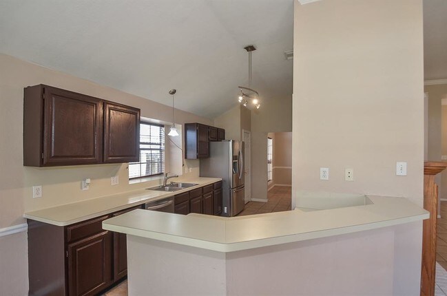 Building Photo - 6327 Drake Elm Dr