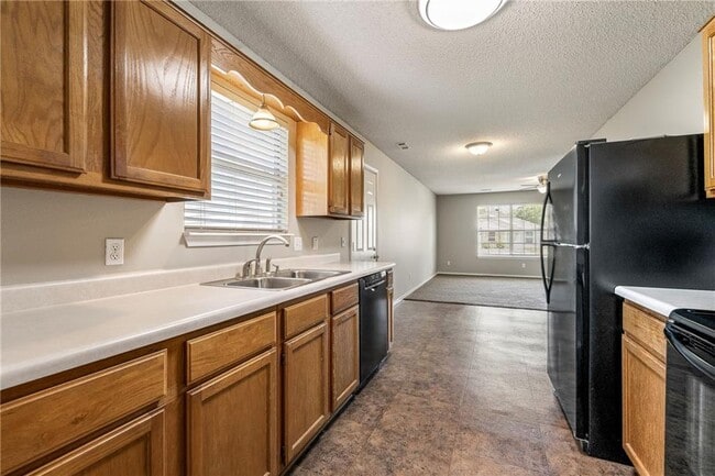 Building Photo - 2502 Parkcrest Dr
