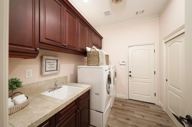 Building Photo - 2510 Tiverton Dr